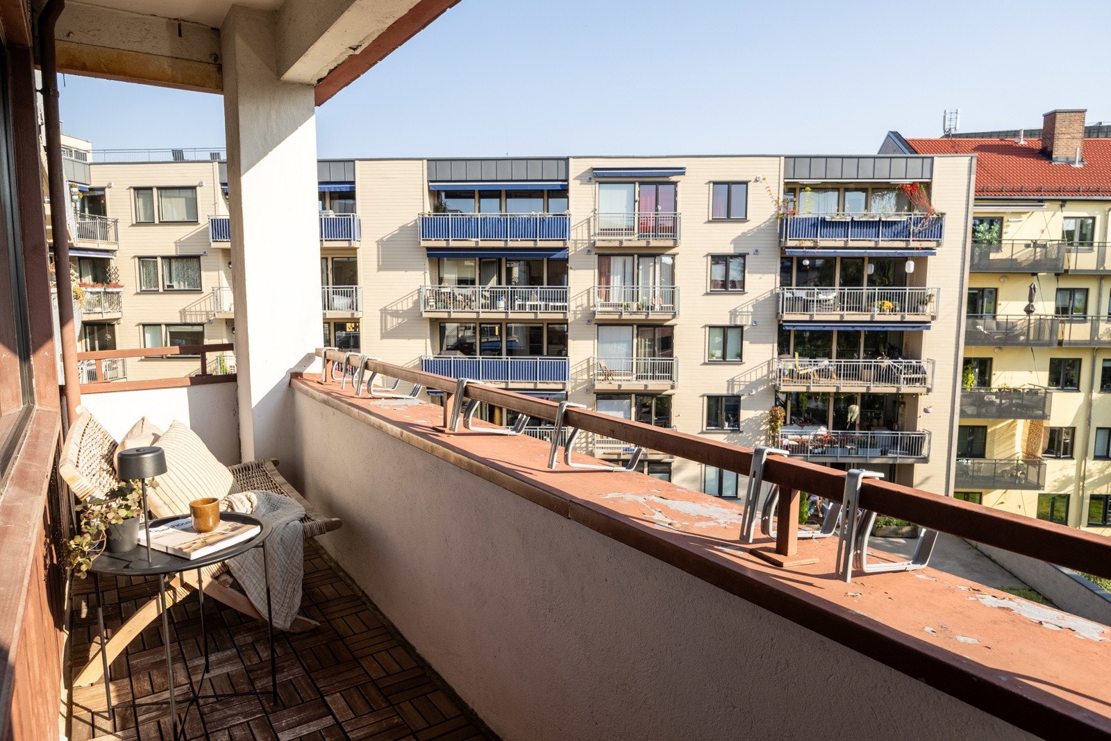 Utgang fra stue til solrik sydvendt balkong på 5 kvm. Galleribilde