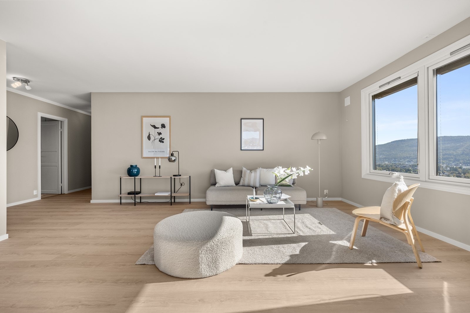 Det er god plass for hyggelig sofa- og tvkrok. Galleribilde