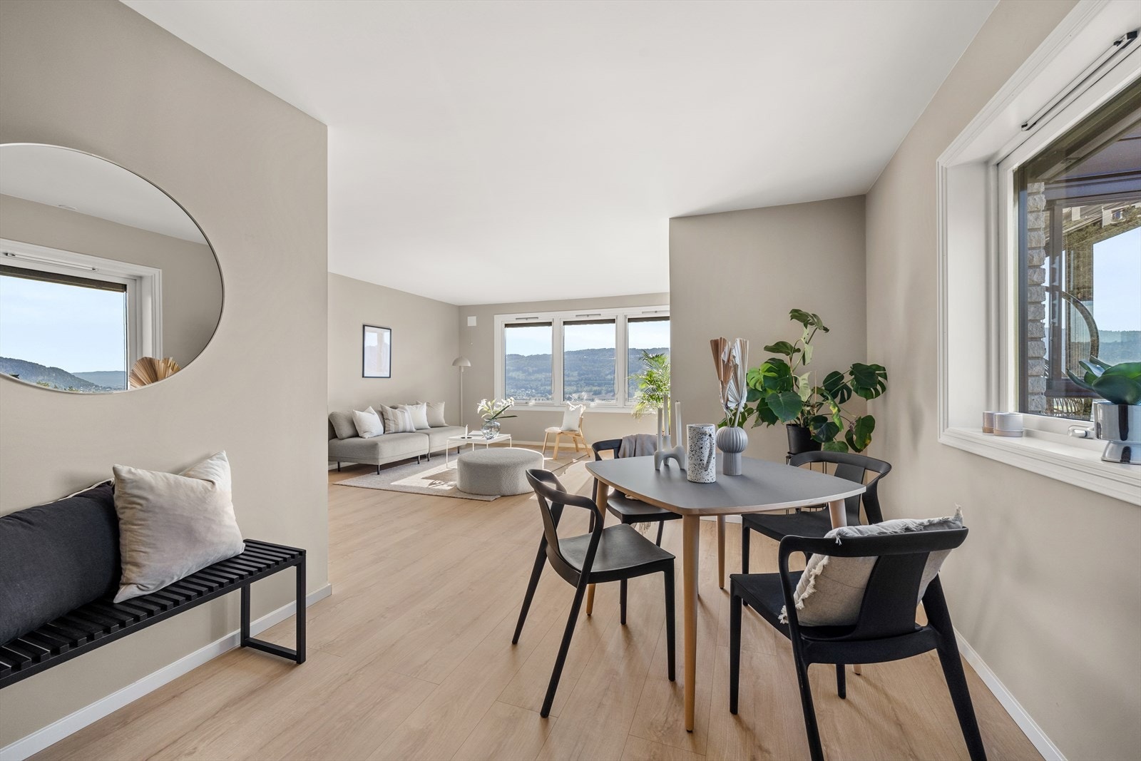 Spiseplassen finner sin naturlige plass ved et av vinduene på langsiden. Galleribilde