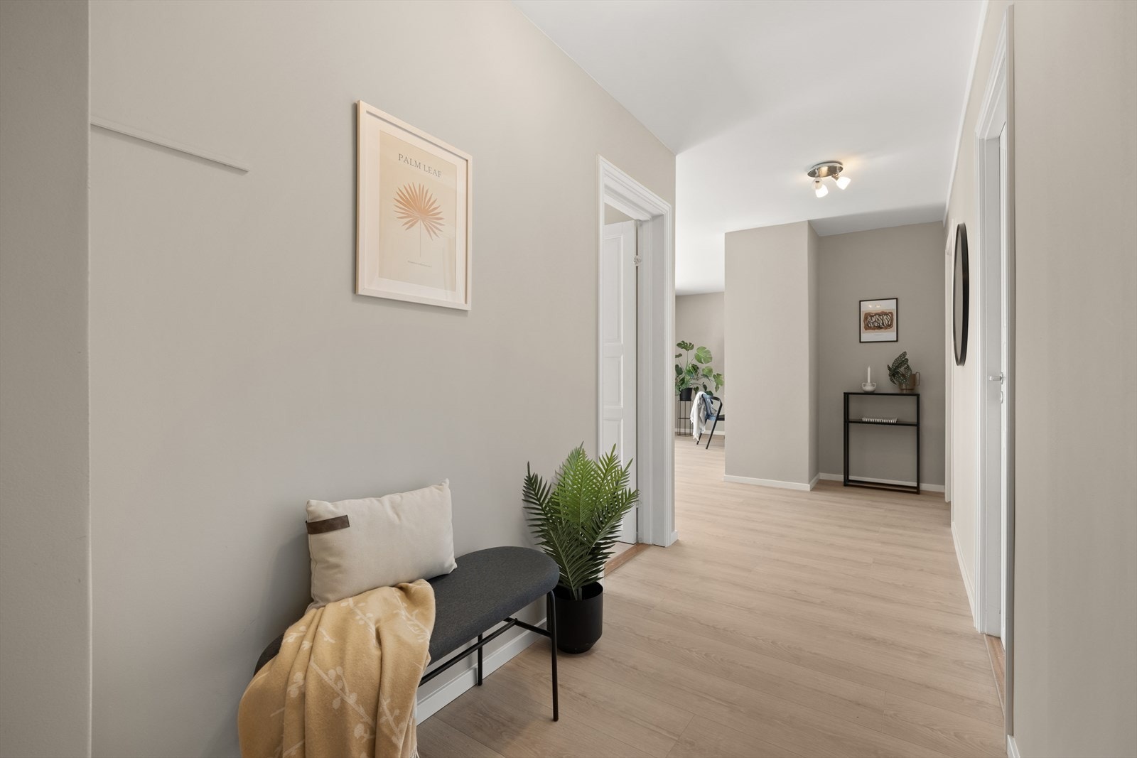 Romslig entré og fordelergang for soverom og bad. Galleribilde