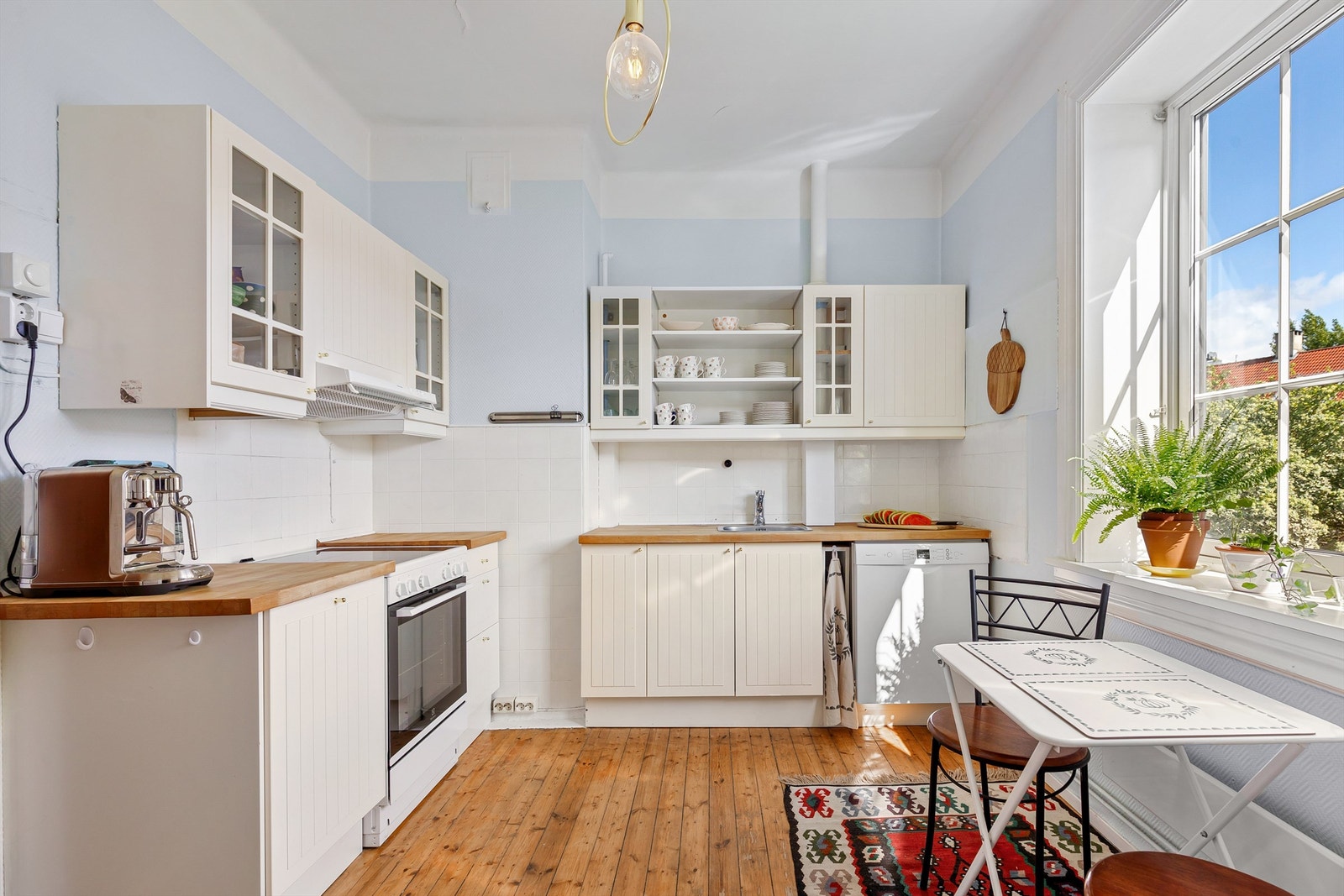 Godt med plass i skap og hyller Galleribilde