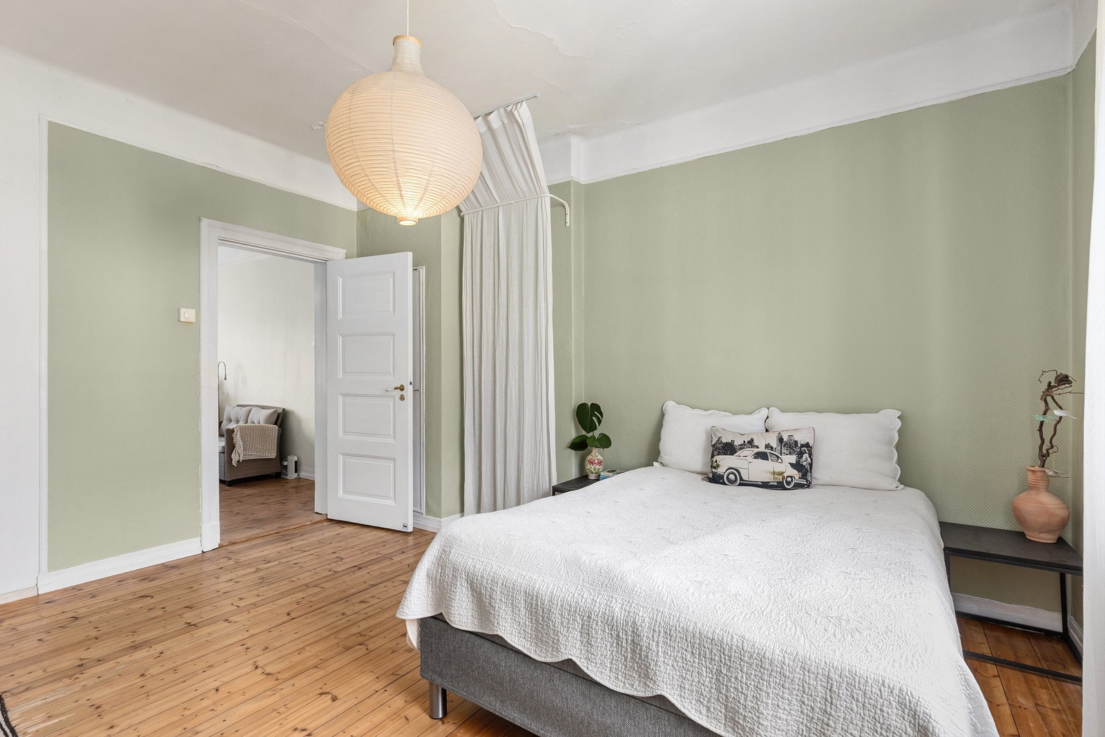 På soverommet er det også en innebygd garderobe/kott til oppbevaring Galleribilde