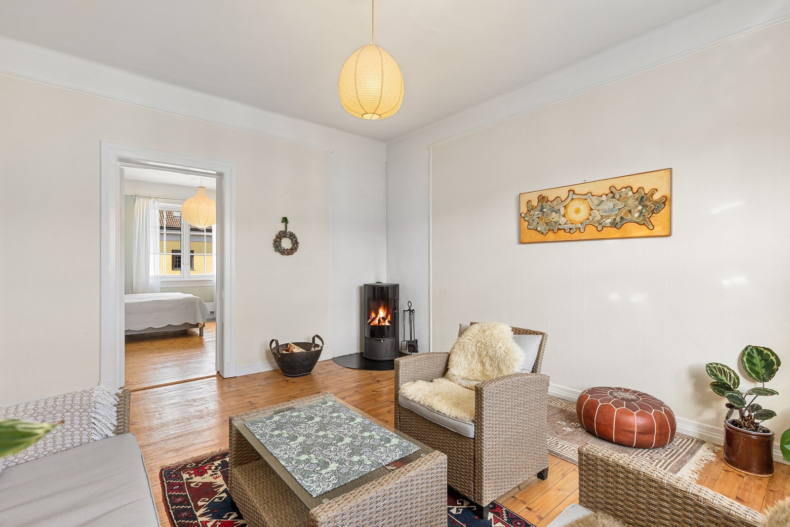 Peis plassert i stuehjørne gir godt med varme og hyggelig atmosfære Galleribilde