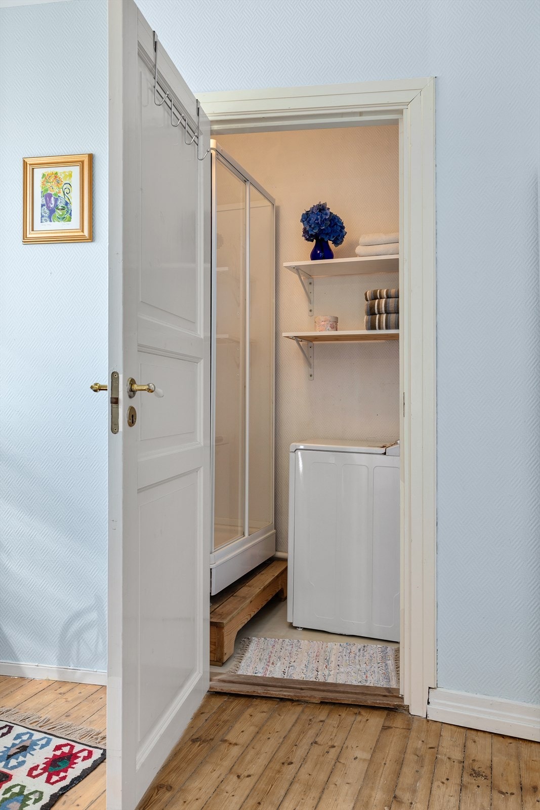 Rom benyttet som bad med dusjkabinett og opplegg til vaskemaskin Galleribilde