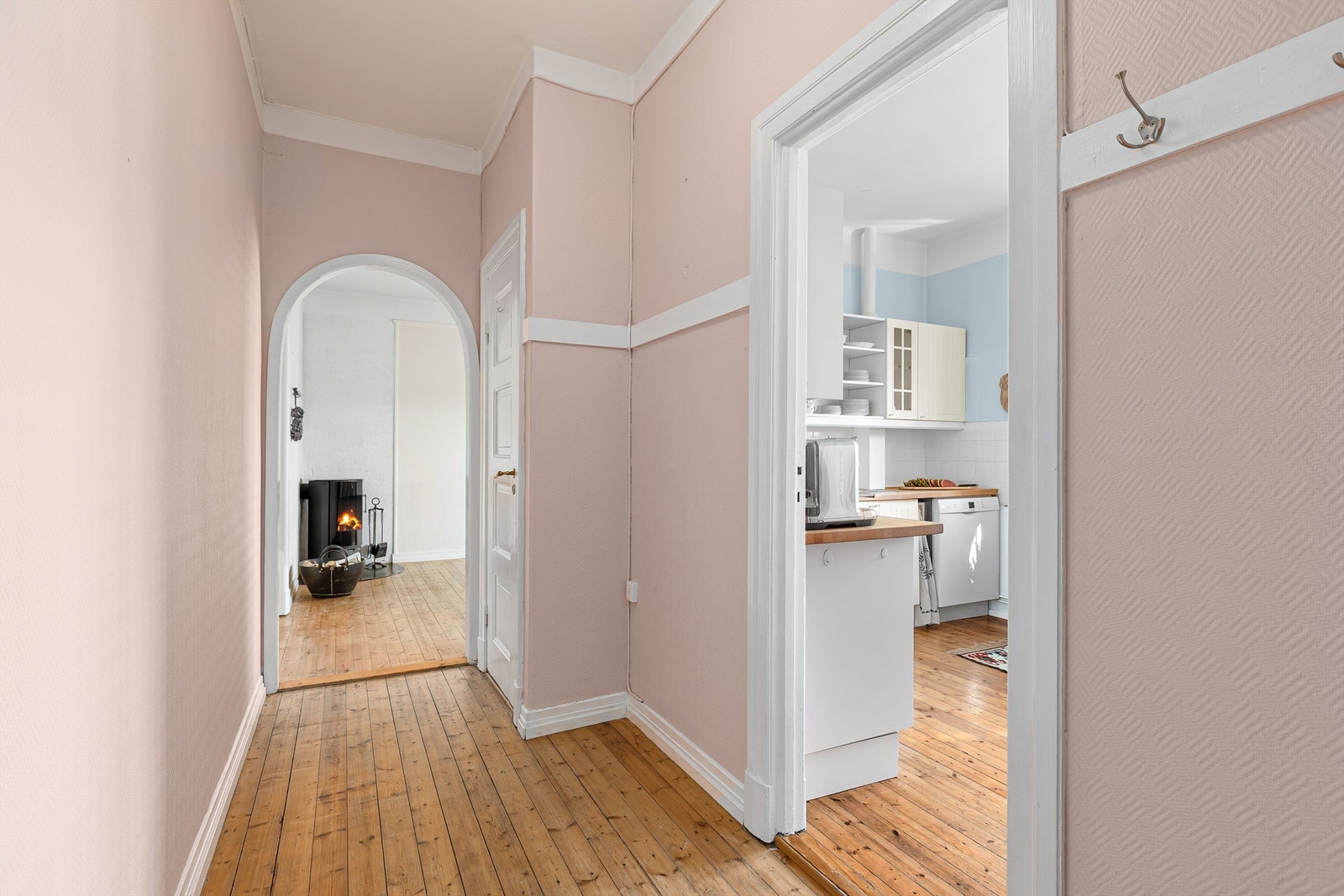 Entre med plass til oppbevaring i innebygd garderobe/kott Galleribilde