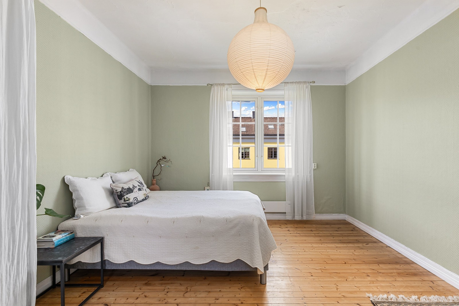 Soverommet er romslig med god plass til innredning av dobbeltseng og øvrig møblement Galleribilde