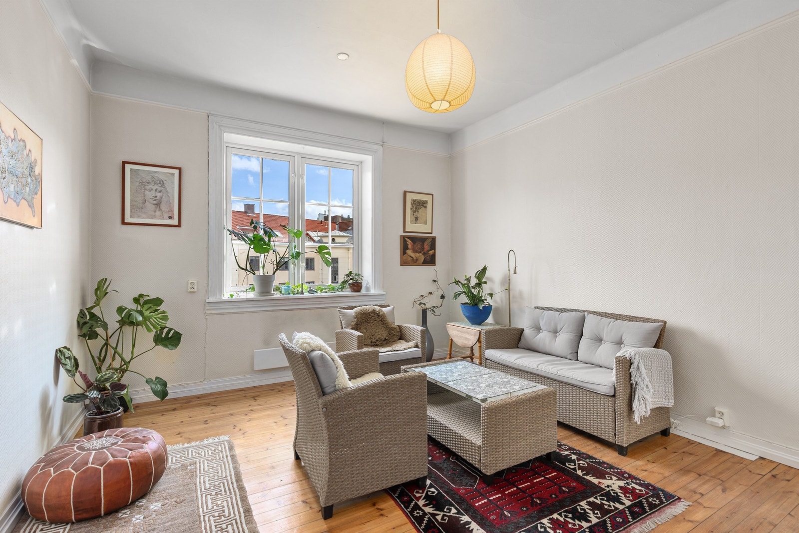 Stuen har god plass til innredning av sofahjørne, stuebord samt TV-benk og TV Galleribilde