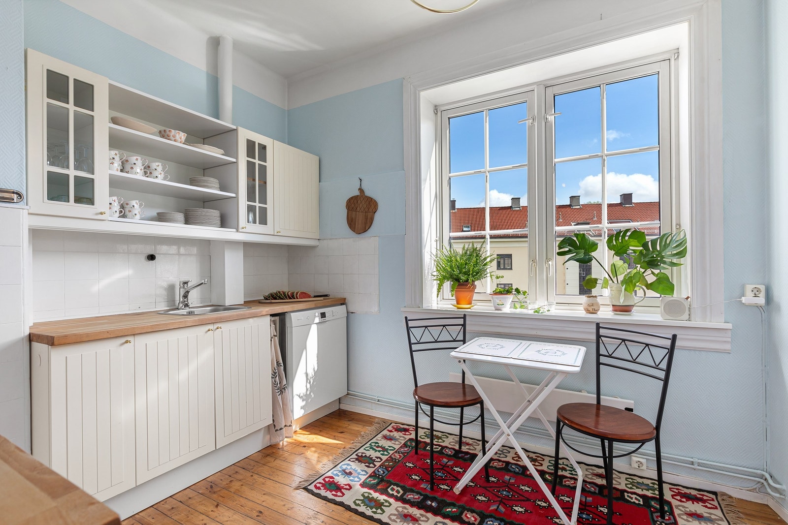 Ikea kjøkkeninnredning fra 2006 med benkeplate i tre Galleribilde