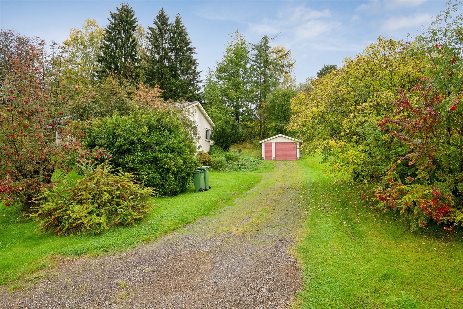Det er parkeringsmuligheter på egen grunn, i den integrerte garasjen og i den frittstående garasjen. Galleribilde