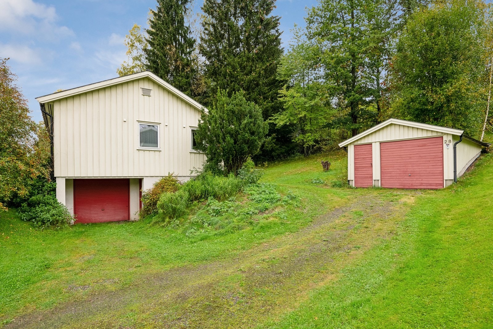 Dette er en familievennlig enebolig med alt på én flate, tillegg til fine lagringsmuligheter i kjeller. Galleribilde