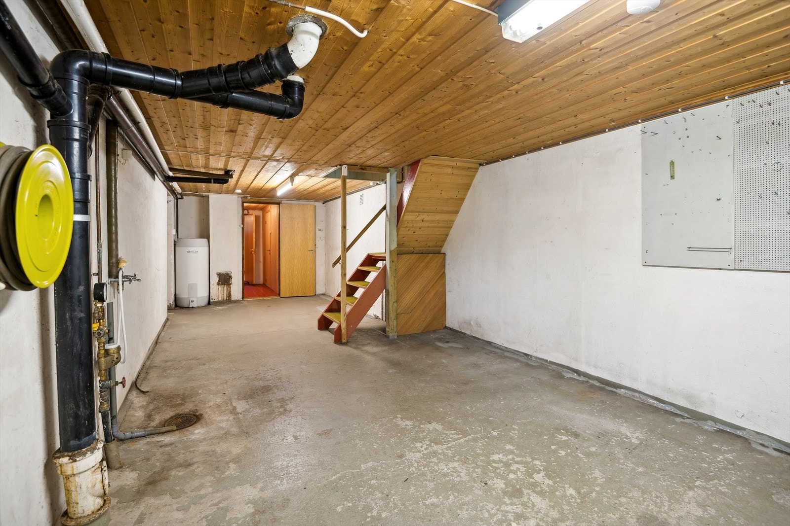 Det er gode lagringsmuligheter i kjelleretasjen. Galleribilde