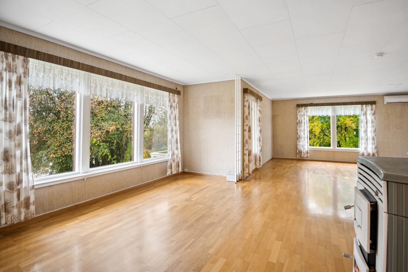 Det er også en ved-/parafinkamin i stuen. Galleribilde