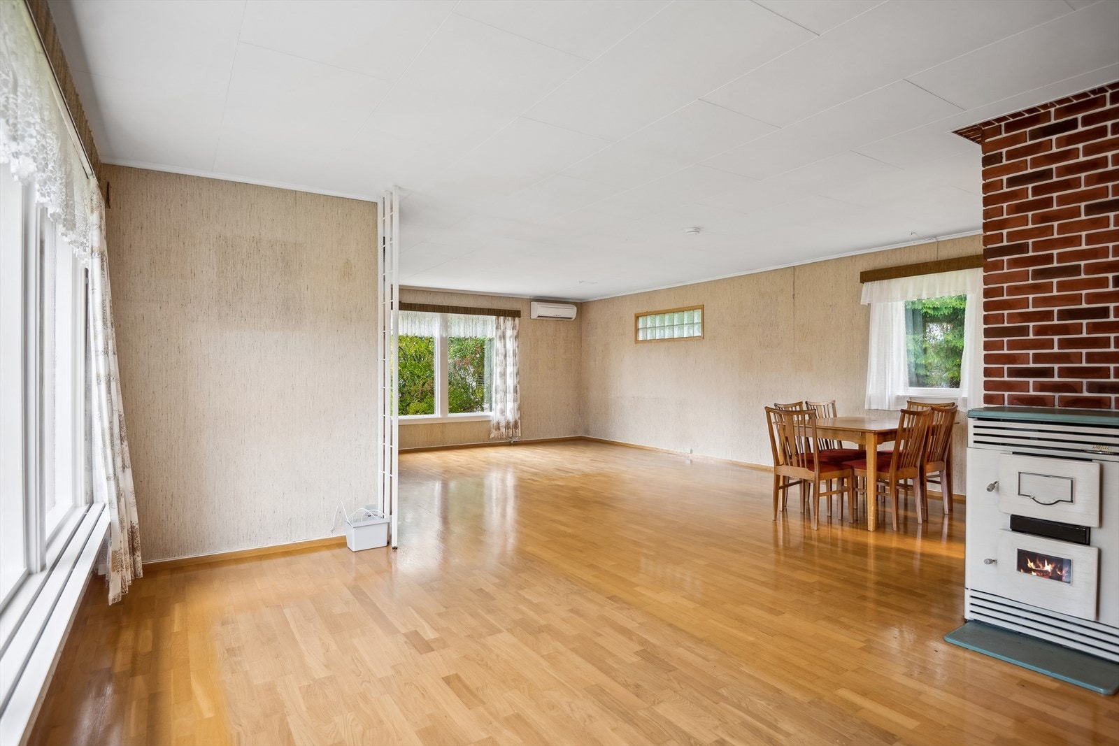 I stuen er det montert en luft-til-luft varmepumpe. Galleribilde