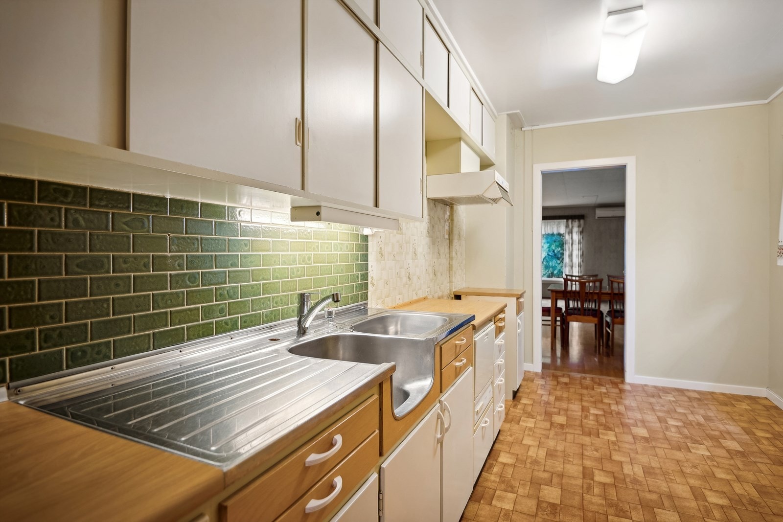 Kjøkkenet ligger adskilt i eget rom. Galleribilde