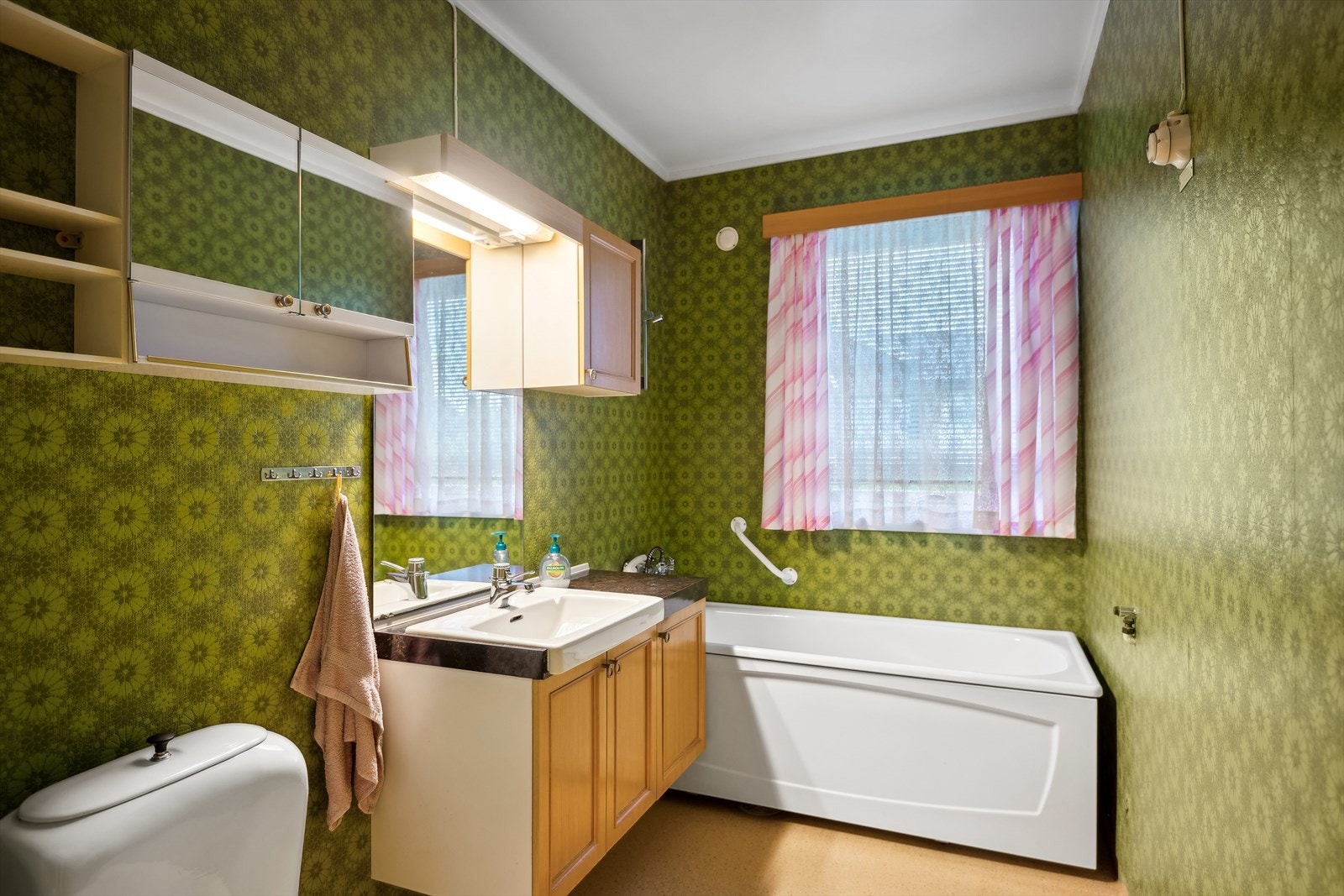 Baderommet har fått TG3 og må oppgraderes/totalrenoveres for å tåle normal bruk etter dagens krav. Galleribilde