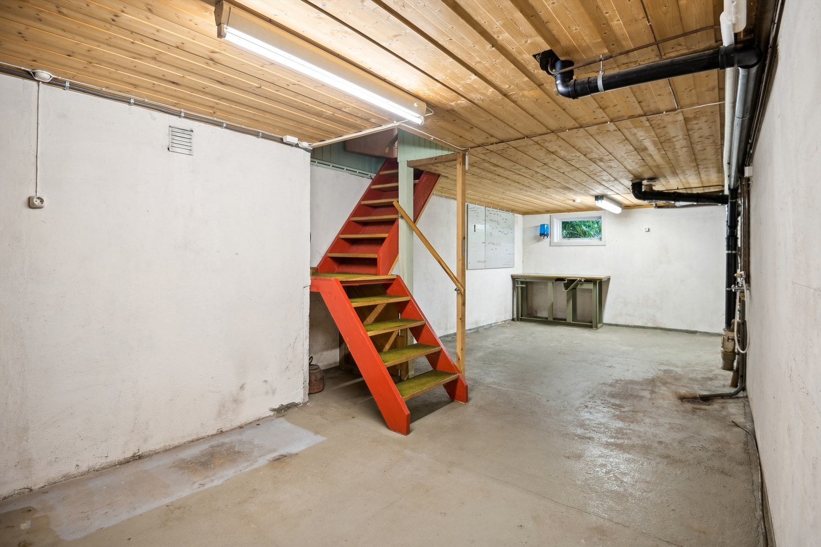 Det er både innvendig trappeadkomst og utvendig adkomst til kjelleren. Galleribilde