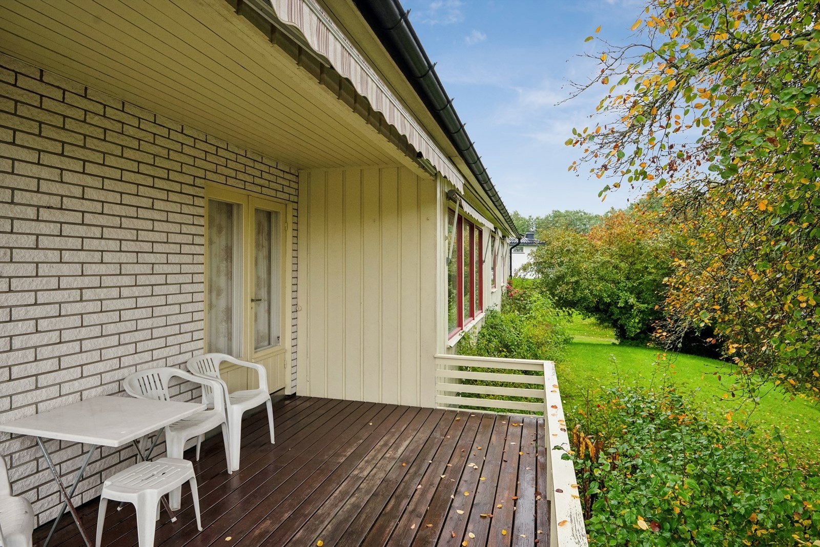 Verandaen er målt til ca. 14 m² og er delvis overbygget. Galleribilde