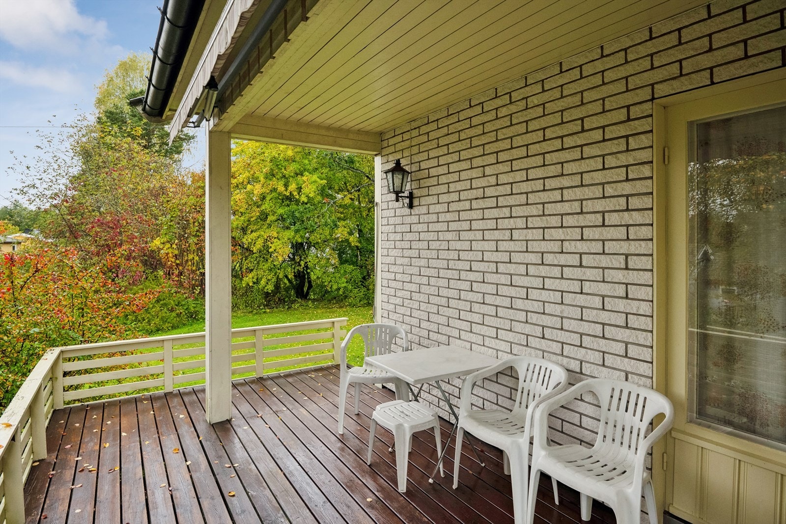 Fra stuen er det utgang til en treveranda. Galleribilde