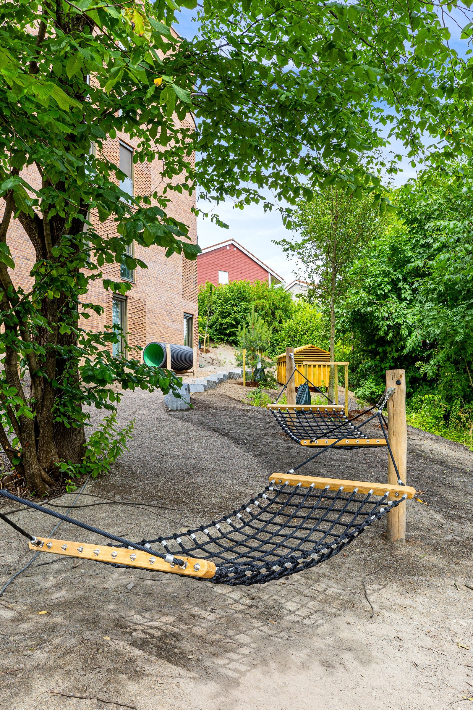 Lekeareal med gyngekøye Galleribilde