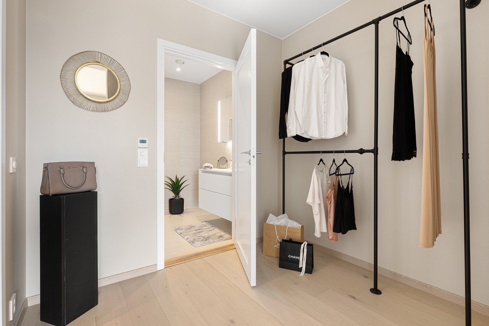 Walk-in tilknyttet hovedsoverommet Galleribilde