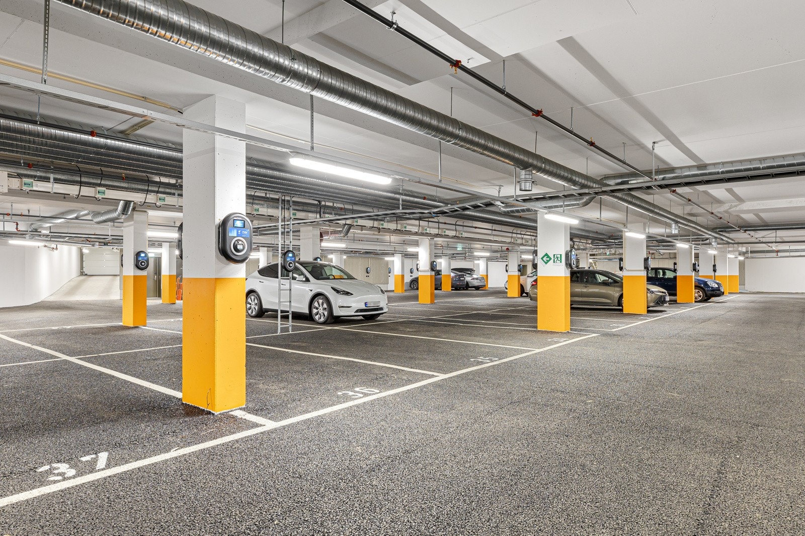 Leiligheten har garasjeplass med elbil-lader Galleribilde