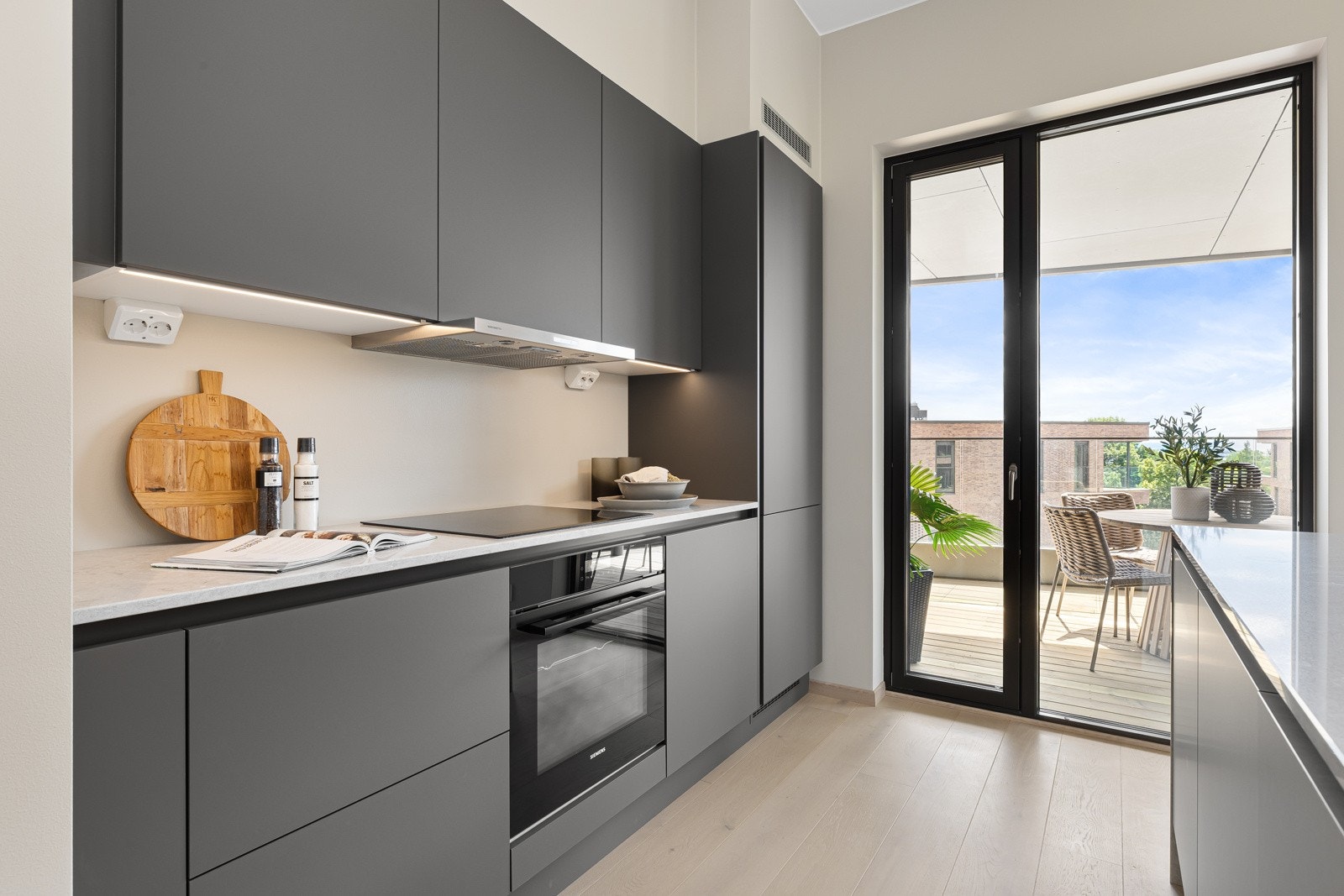 Kjøkkeninnredning med god skapplass Galleribilde