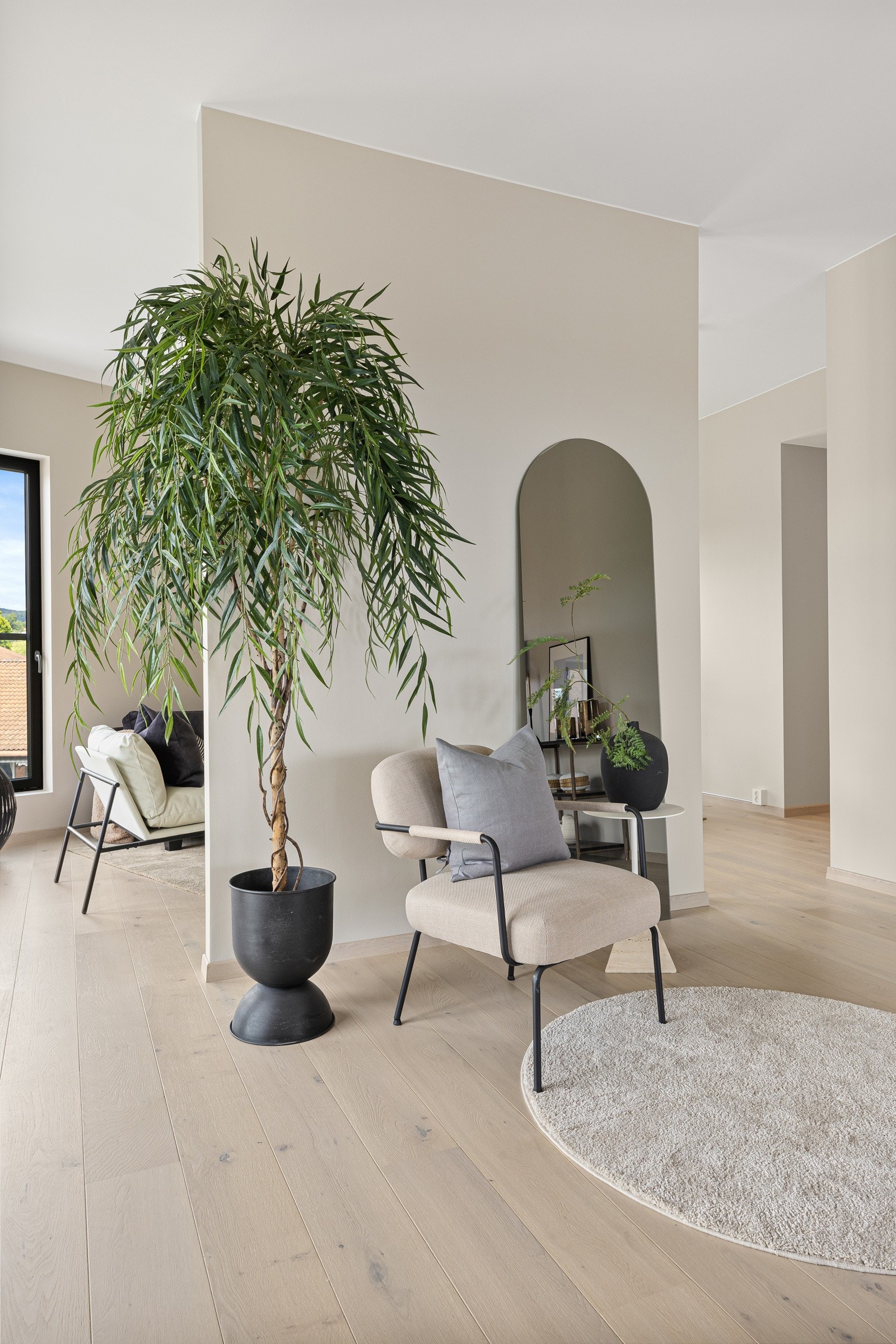 En halv vegg skiller de to stuene Galleribilde