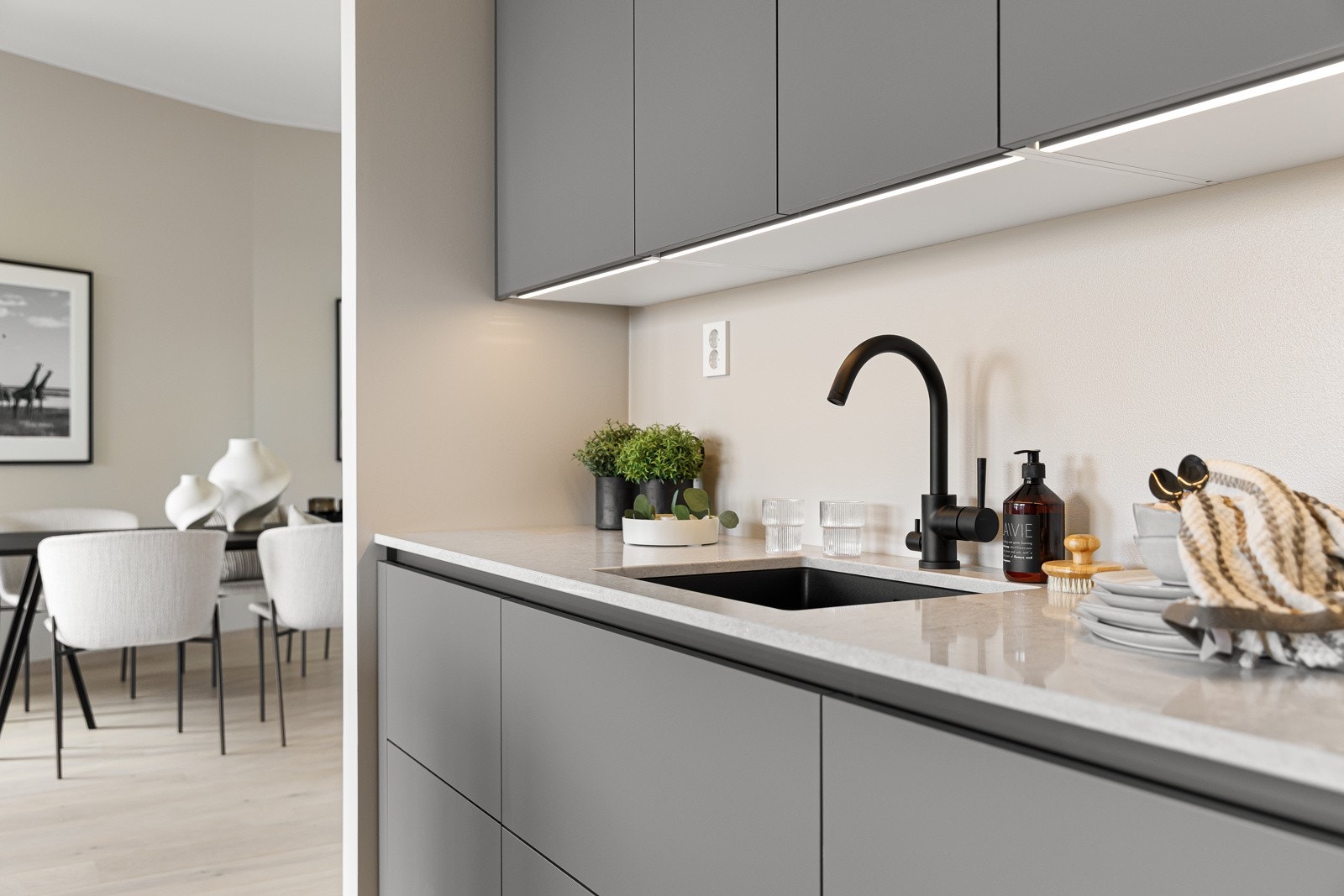 Kompositt benkeplate og nedfelt, underlimt vaskekum Galleribilde