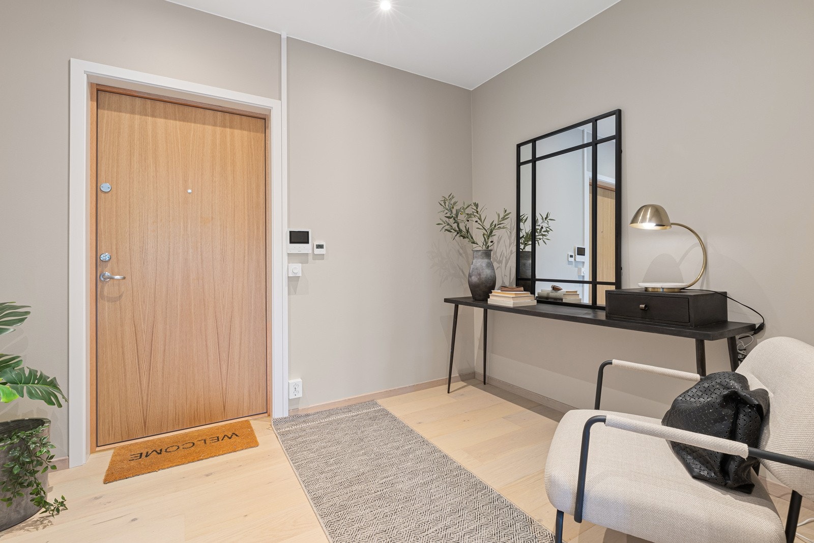 Entre med plass for romslig garderobe Galleribilde