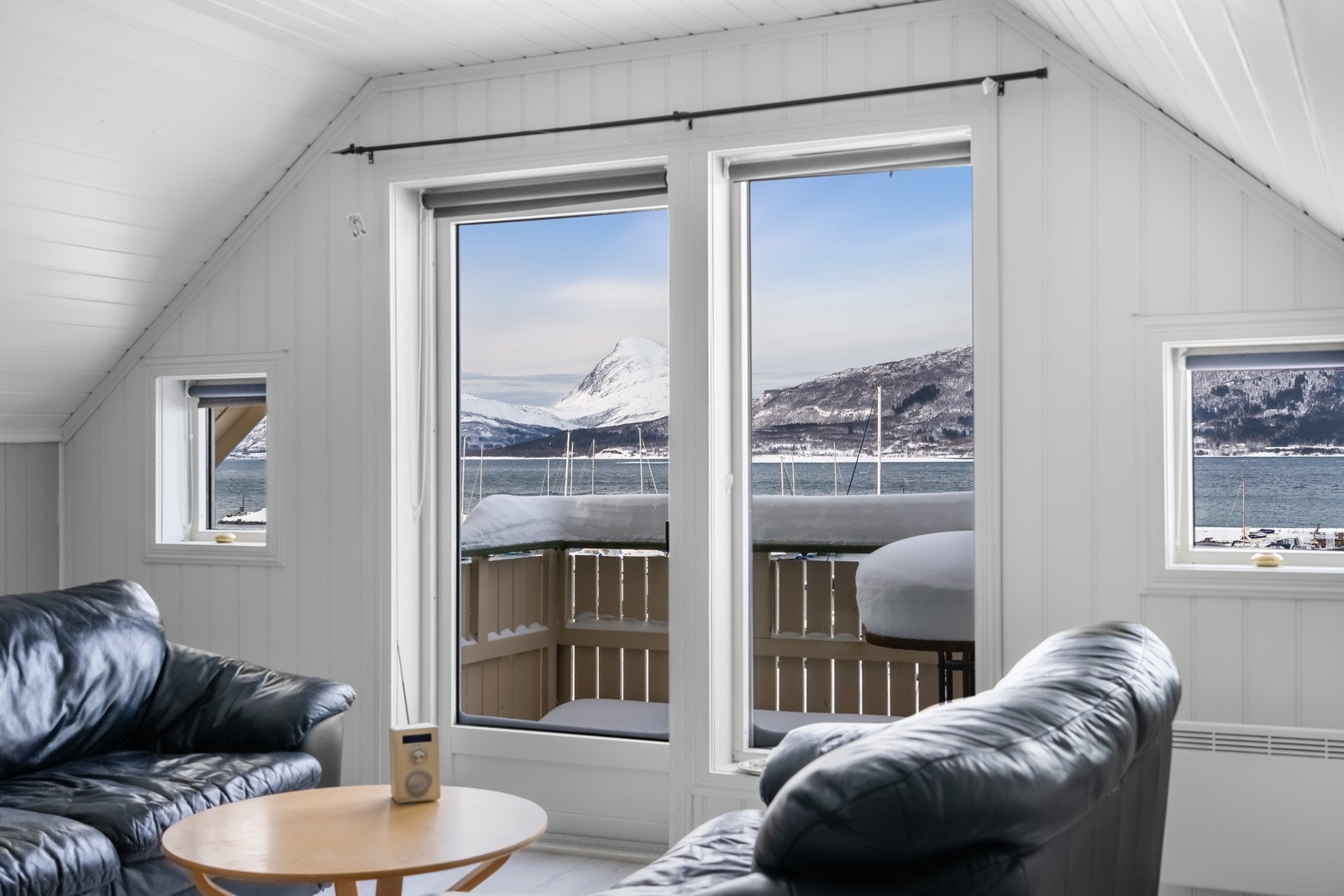 En romslig leilighet som strekker seg over to etasjer Galleribilde