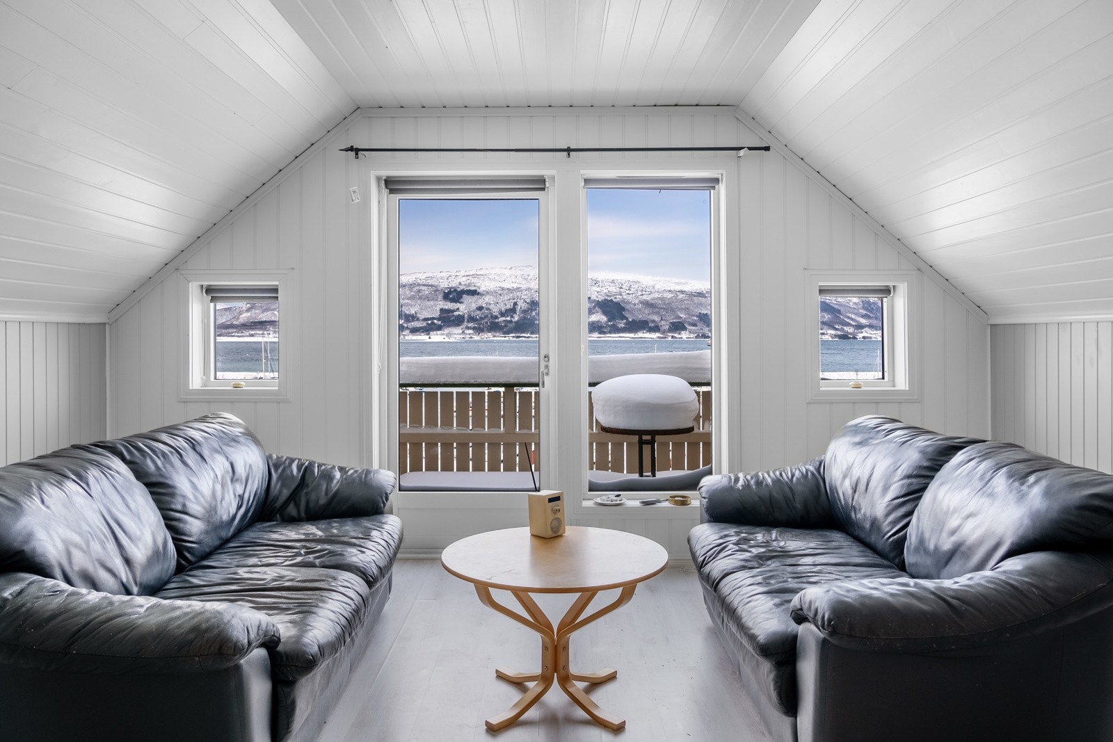 I andre etasjen har du flott stue med plass til sofagruppe. *Her kan du sitte å nyte en fantastisk utsikt Galleribilde