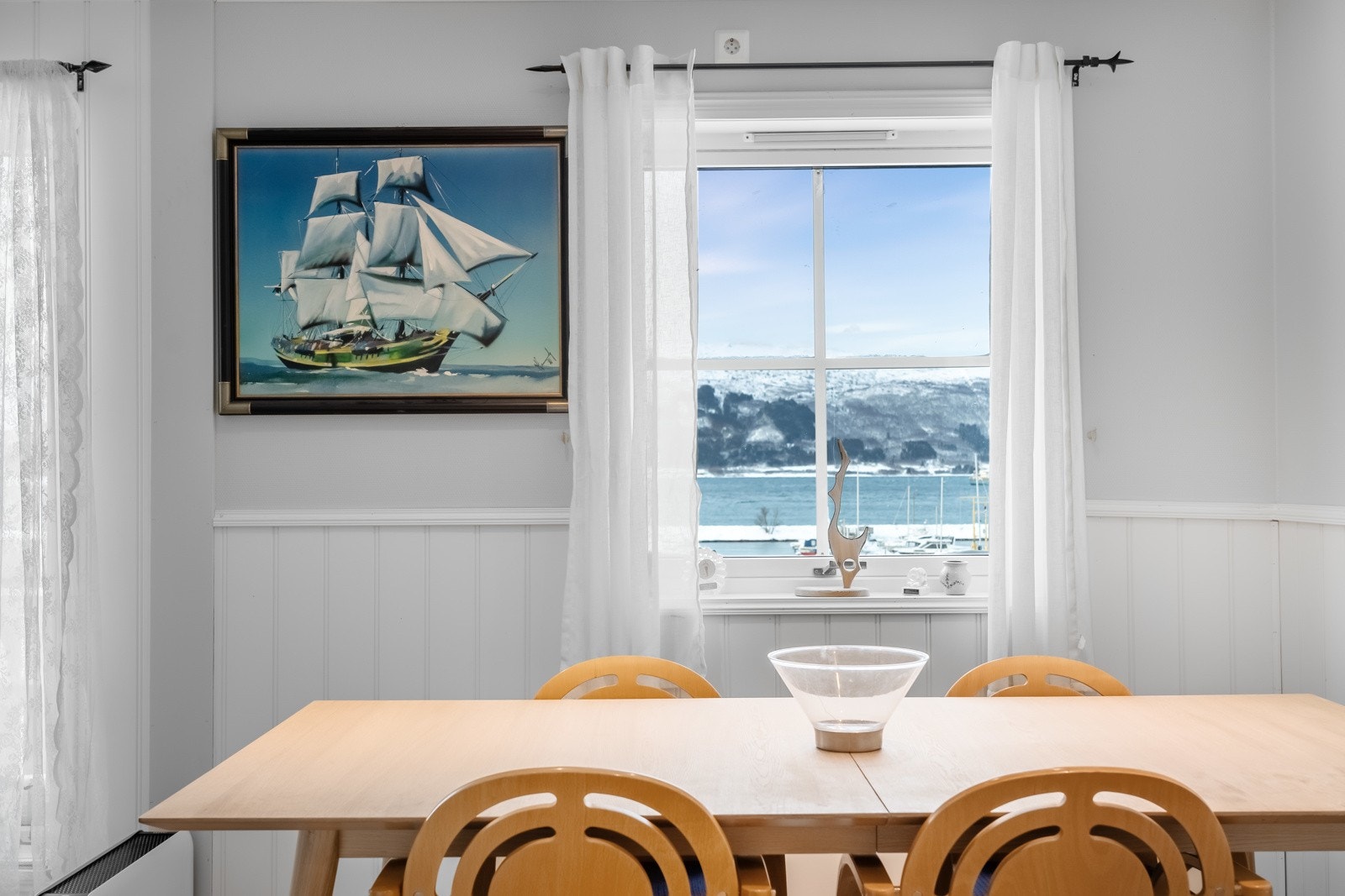 Spiseplassen får sin naturlige plass ved vinduet Galleribilde