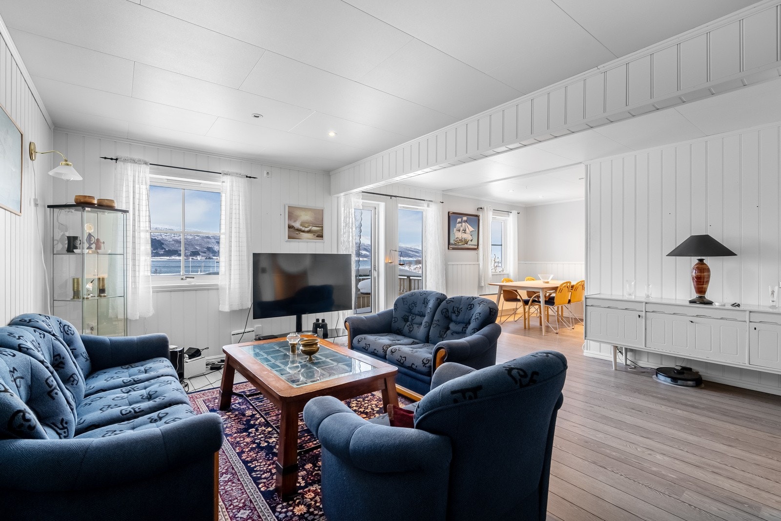 Den delvis åpne løsningen mot kjøkkenet gjør dette til en sosial bolig Galleribilde