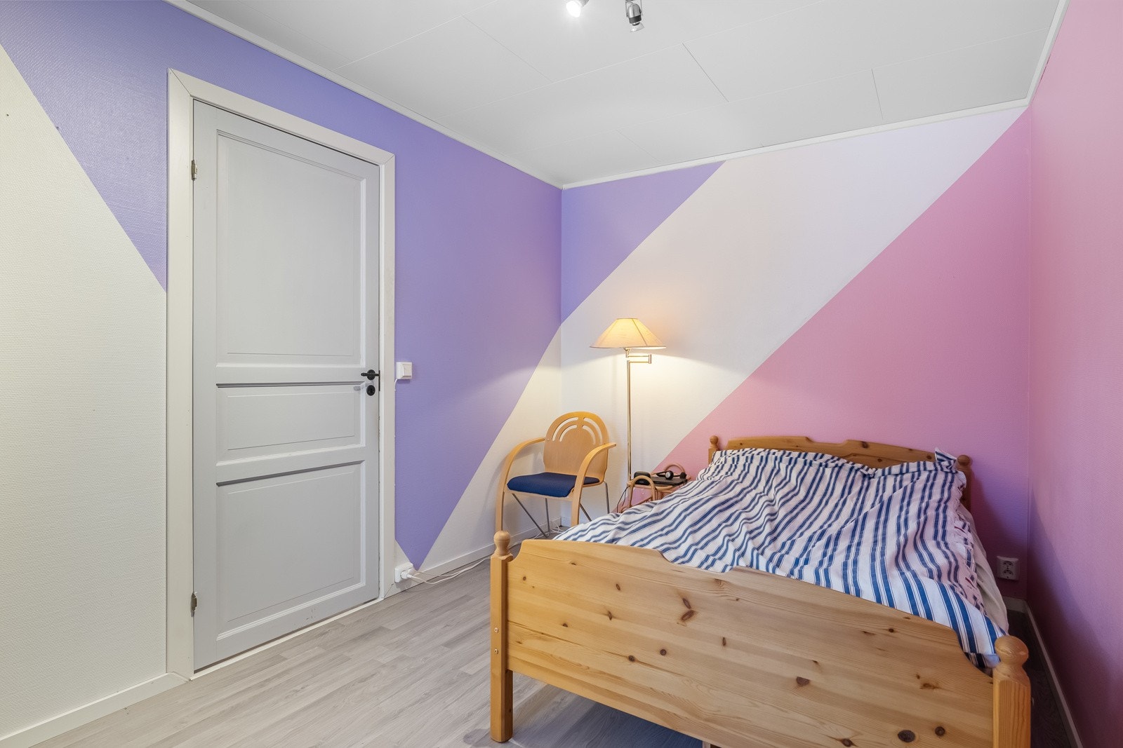 Alle rommene har god plass til seng, nattbord og garderobeløsning Galleribilde