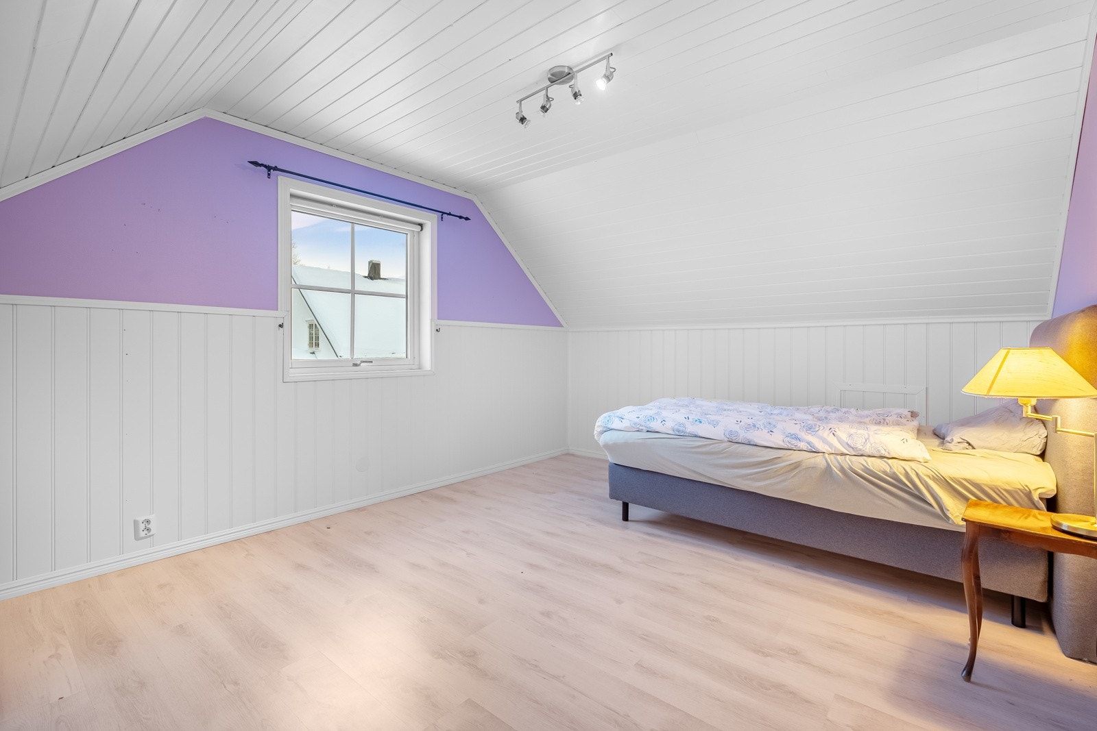 Romslig soverom med god plass til dobbeltseng, skrivebord og garderobeløsning Galleribilde