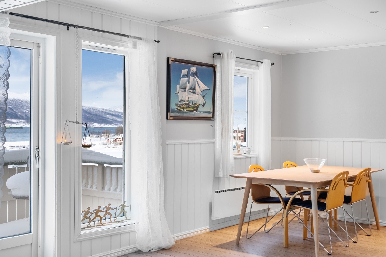 Store vindusflater som gir boligen godt med naturlig lys inn Galleribilde