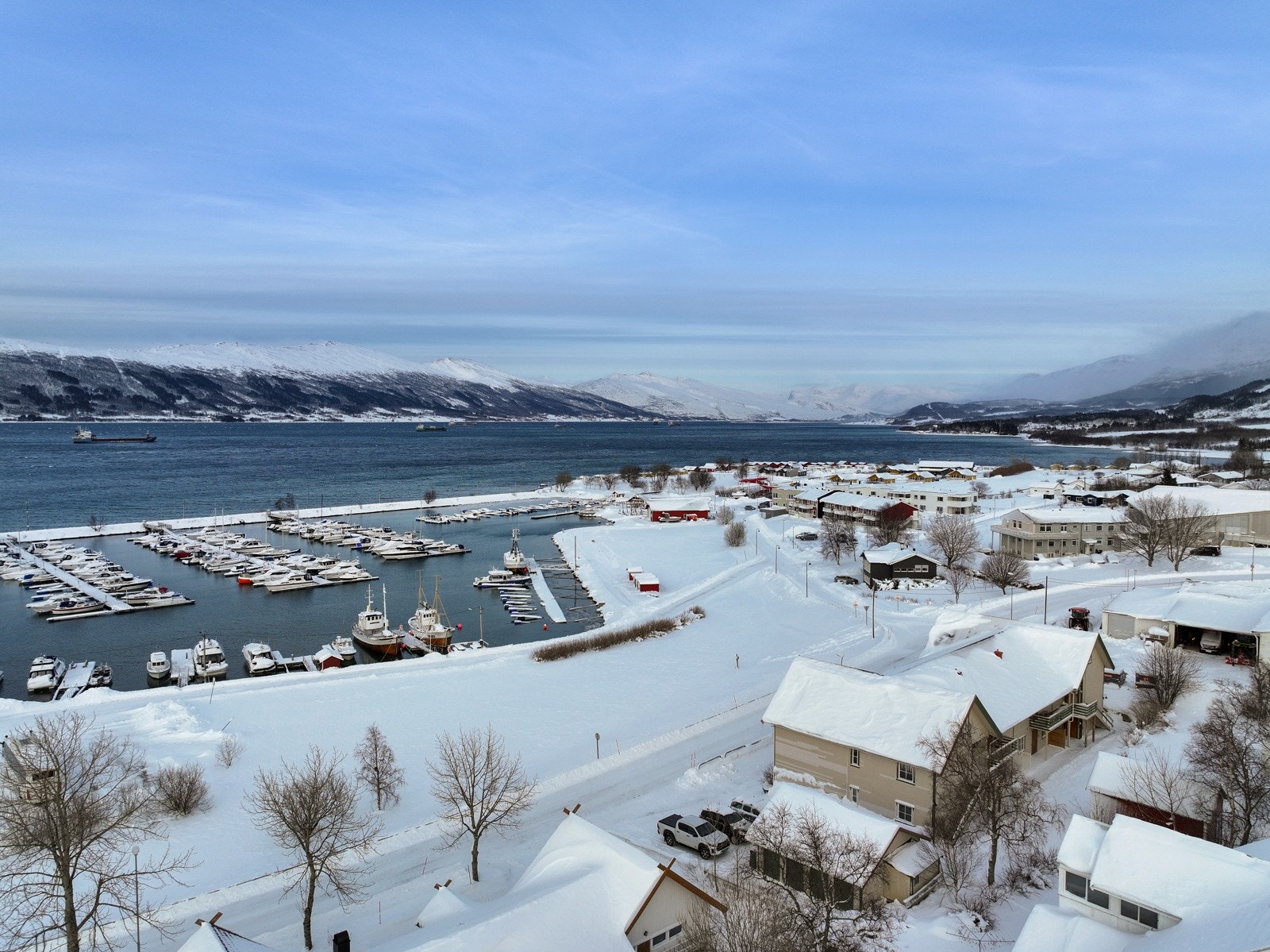Boligen ligger svært sentralt til på Nesna Galleribilde