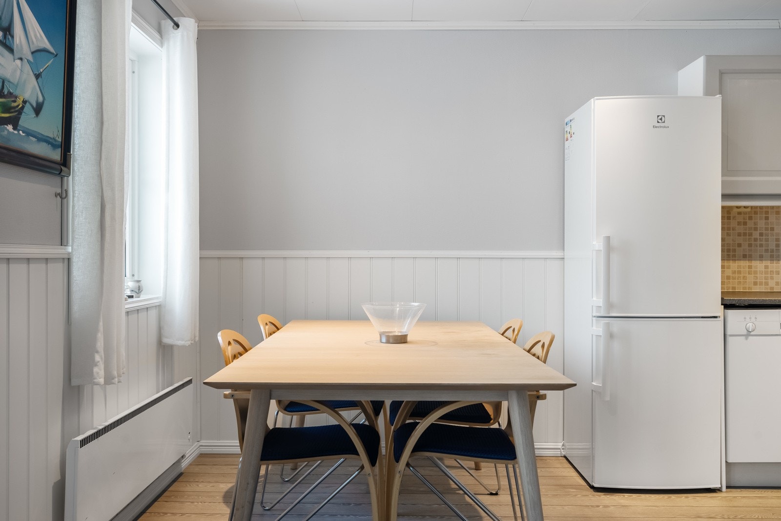 Med spiseplassen i direkte tilknytning til kjøkkenet får du flere sosiale soner selv ved matlaging Galleribilde