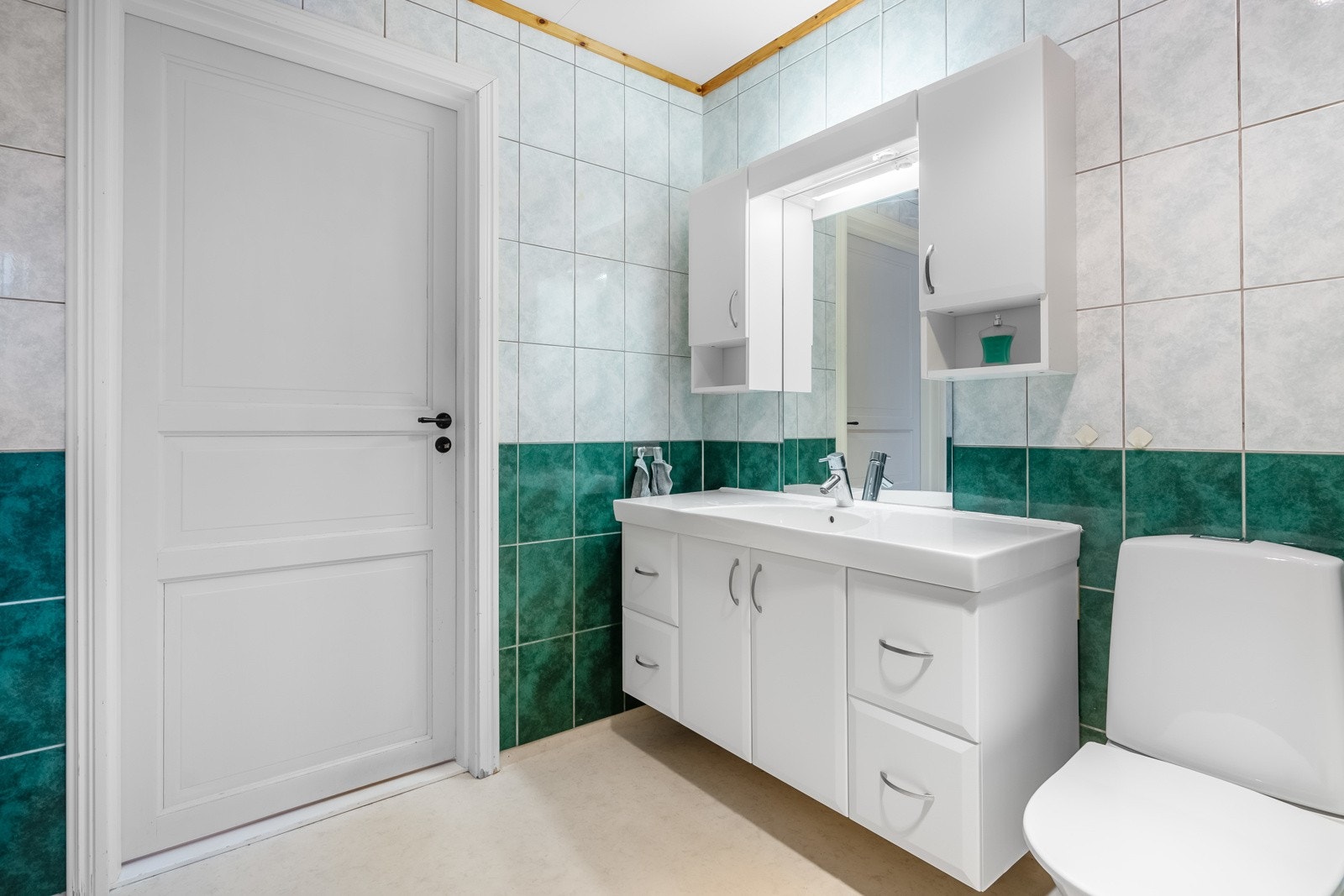 Badet har varme i gulv Galleribilde