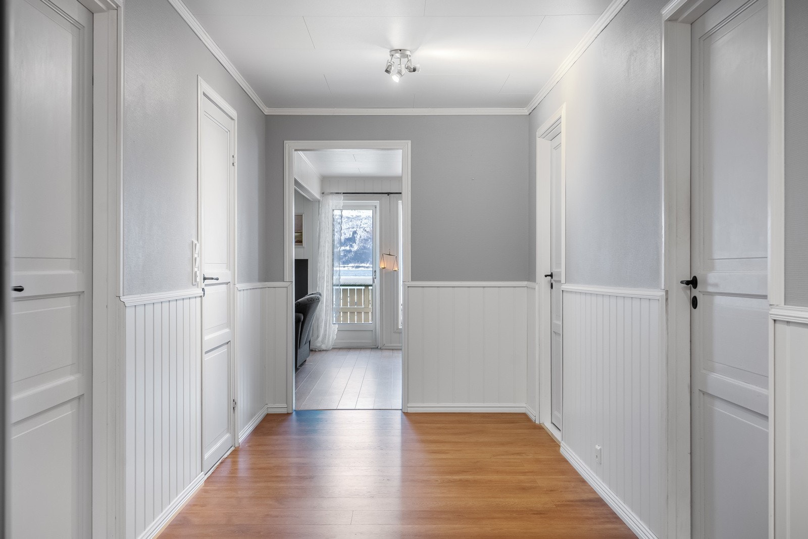 Entreen er av god størrelse hvor du enkelt kan henge fra deg yttertøyet Galleribilde