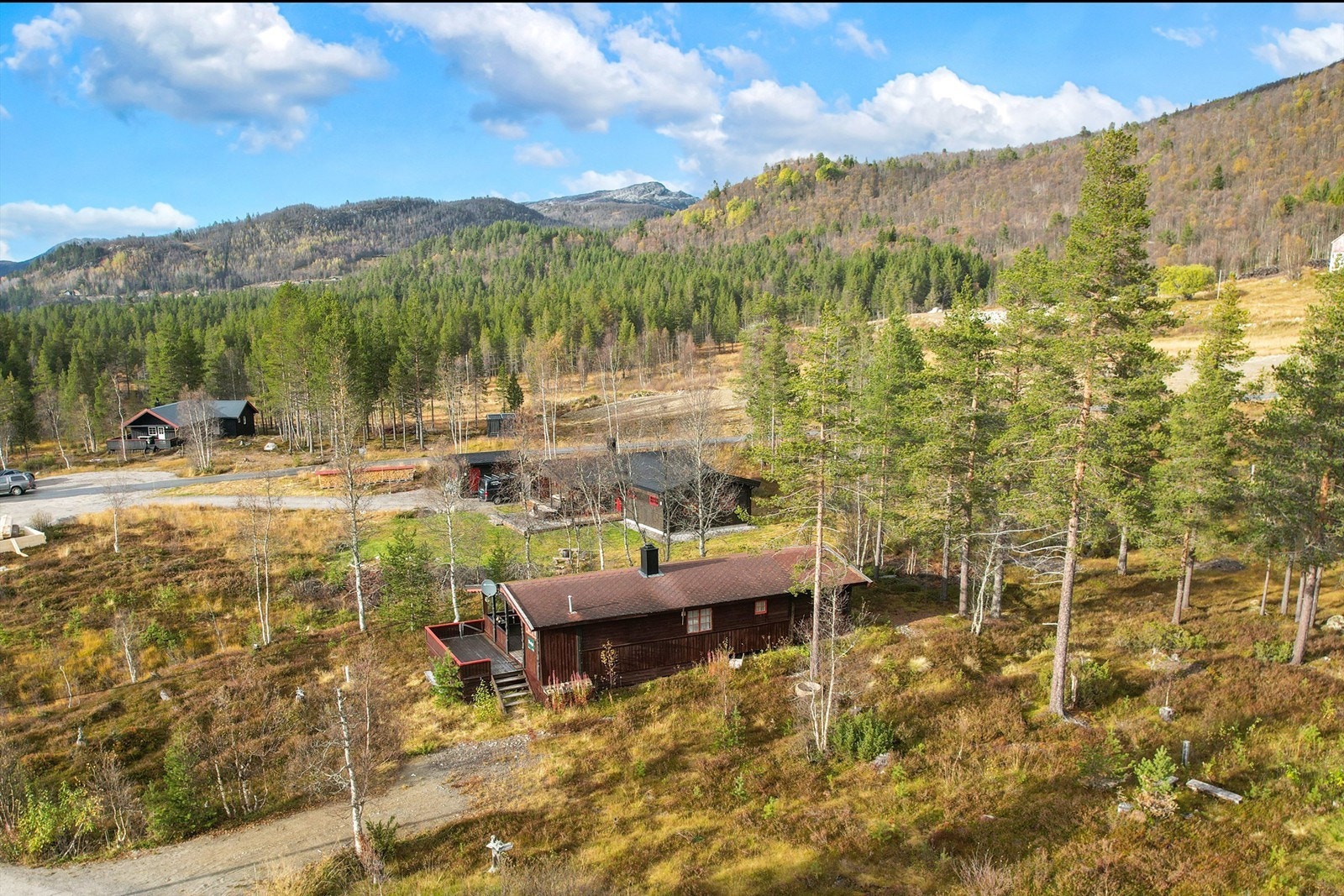 Romslig og solrik tomt. Parkering rett ved hytten. Galleribilde