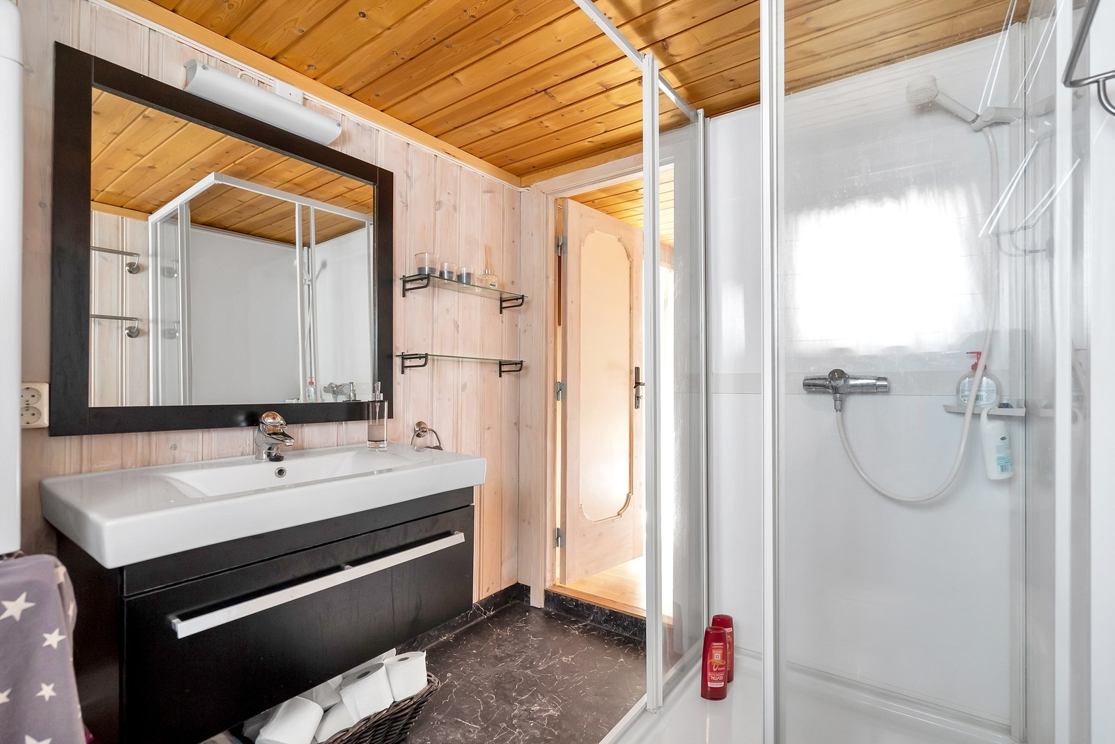 Badet har servant med skuffer under, dusjkabinett, wc, og opplegg for vaskemaskin. Galleribilde