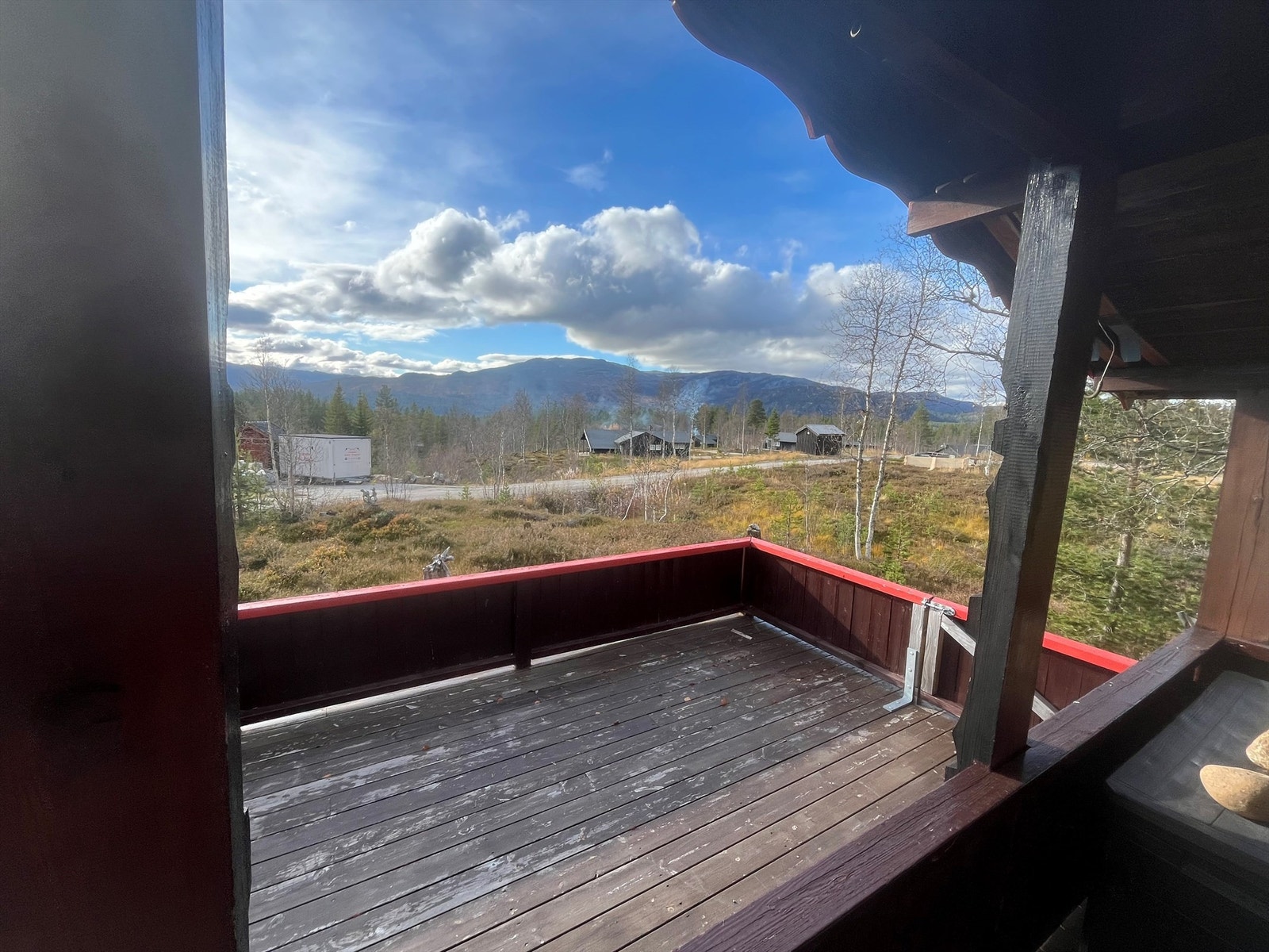 Solrike terrasser med flott utsikt. Delvis overbygget. Galleribilde