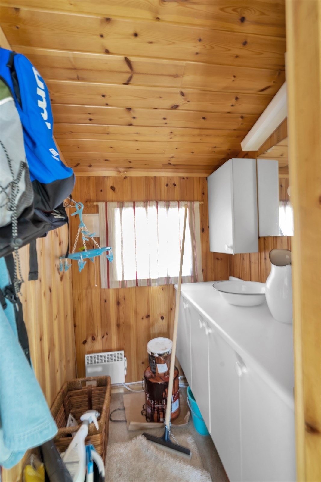 Tidligere "vaskerom" innredet med skap og overskap. Galleribilde