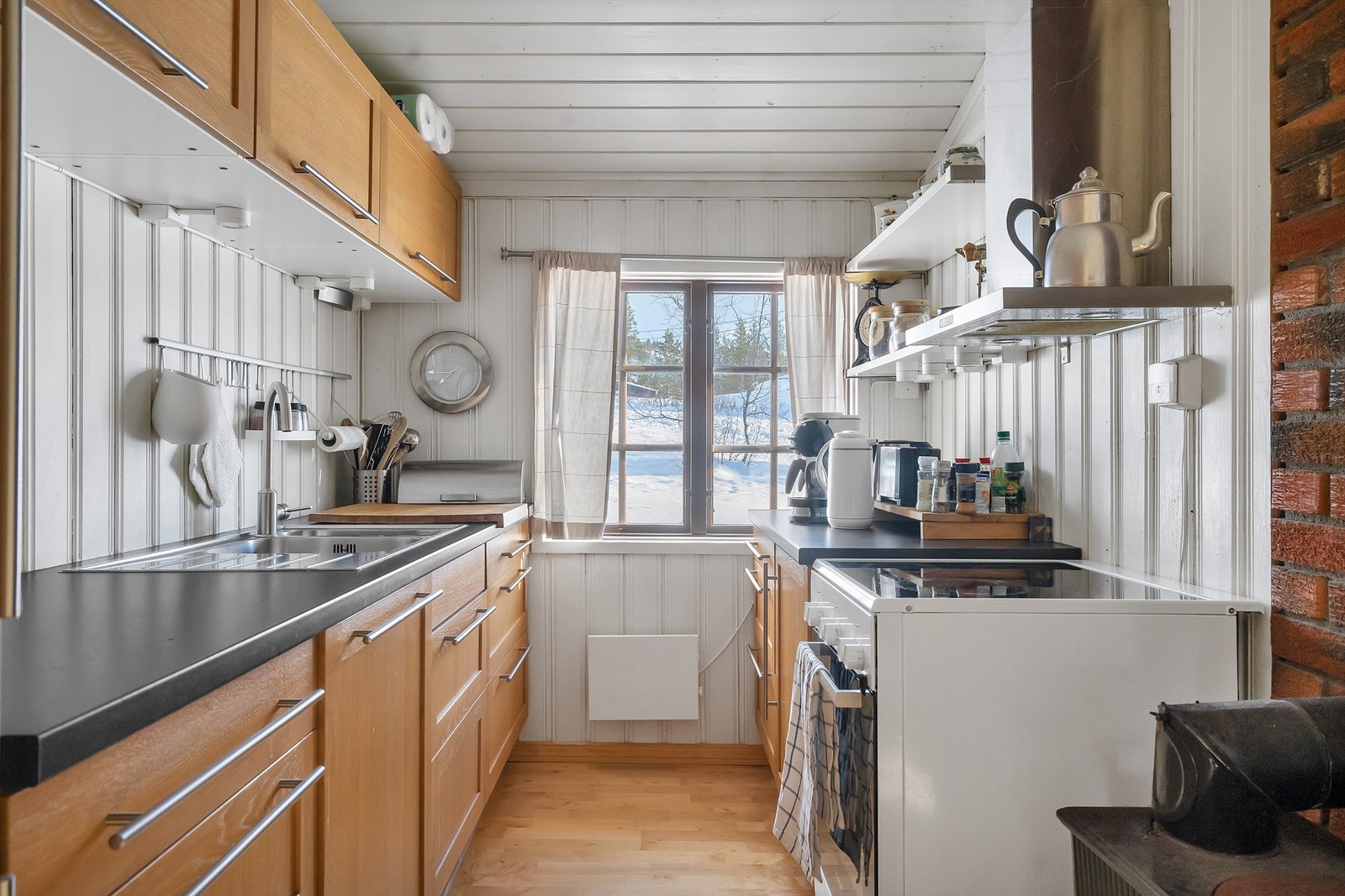 Nyere kjøkkeninnredning. opplegg oppvaskmaskin. Galleribilde