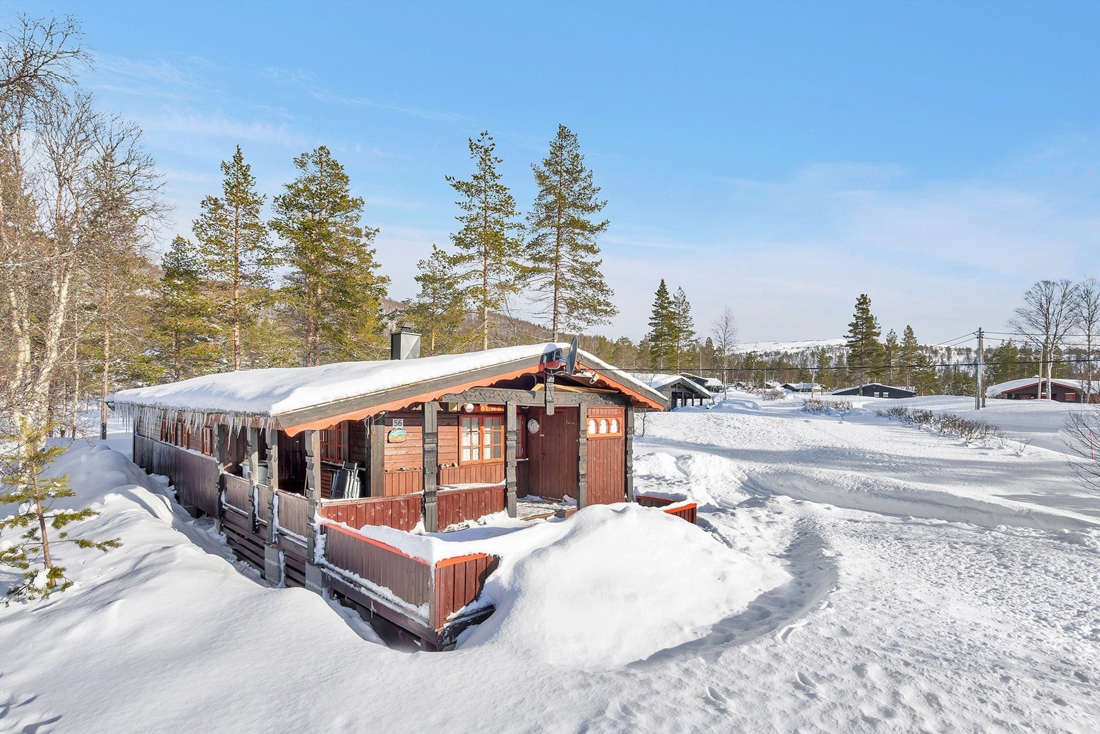 Solrik beliggenhet med flott utsikt. Vinterstemning. Galleribilde