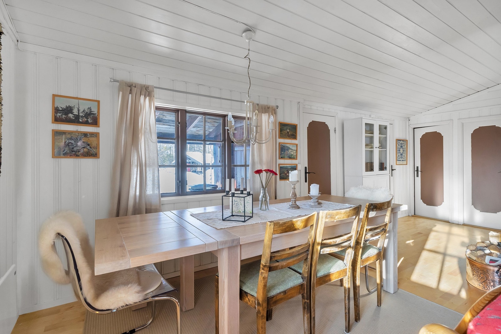 Spiseplass mot soverom og inngangsparti. Galleribilde