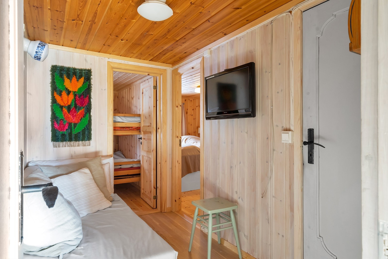 Gang mot påbygg. Sovesofa.. Badet til høyre og to soverom rett frem. Galleribilde