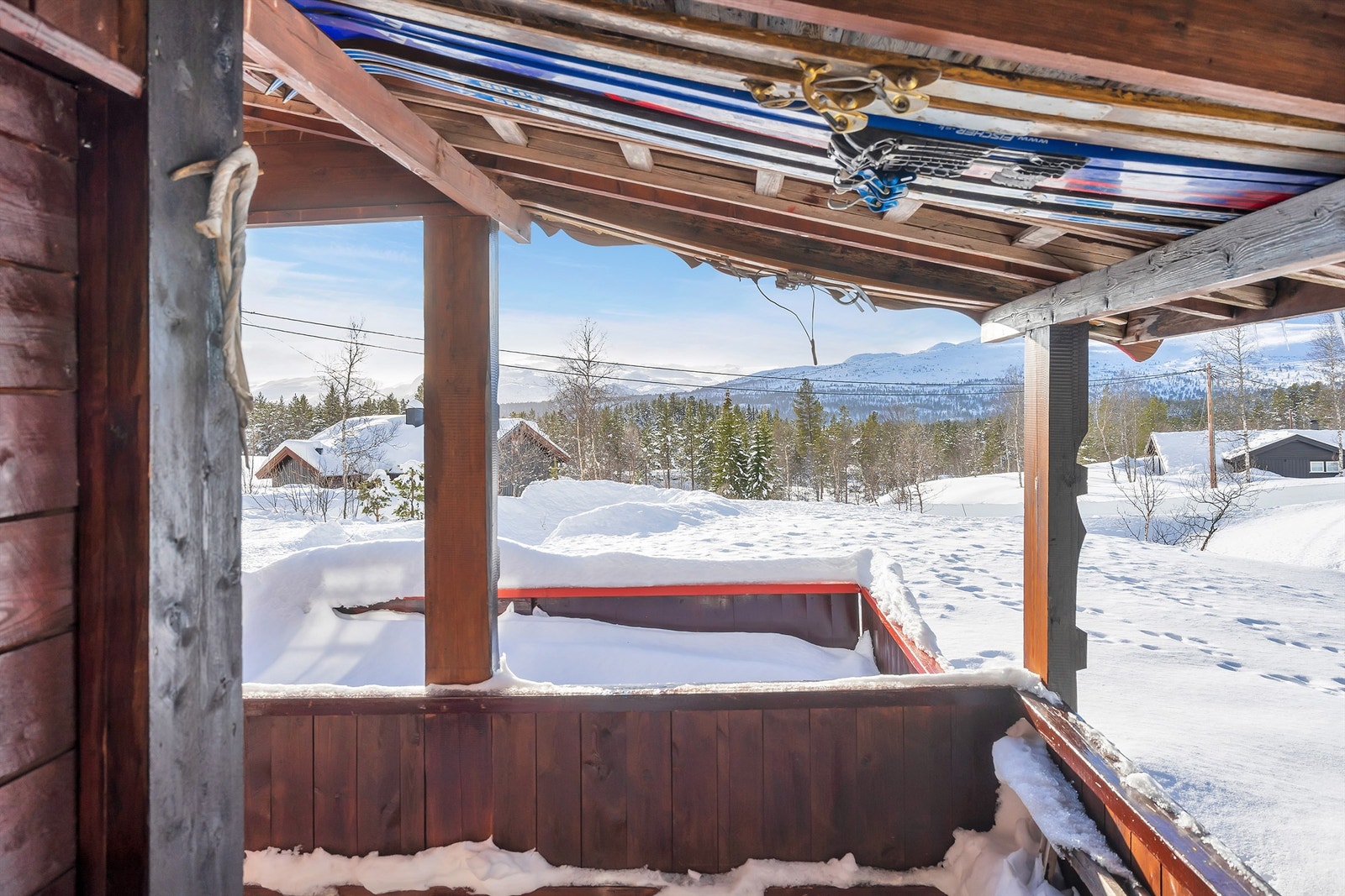 Solrik uteplass med flott utsikt. Galleribilde