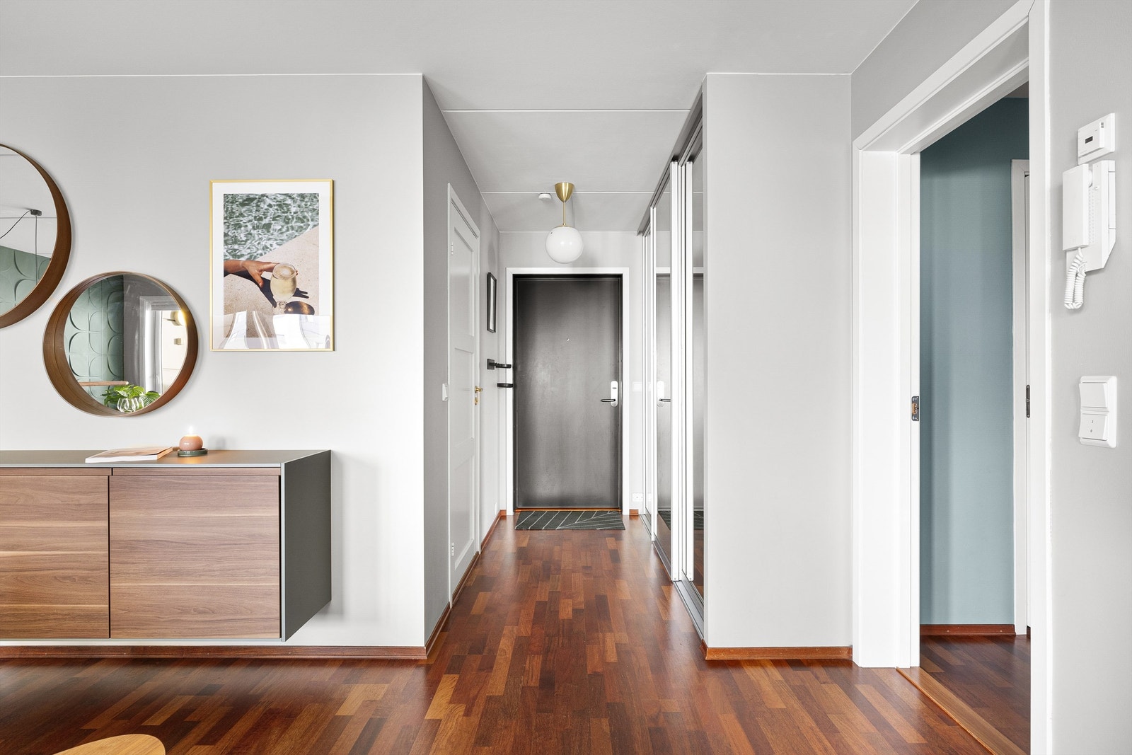 Inngangsparti med stor skyvedørsgarderobe. Galleribilde